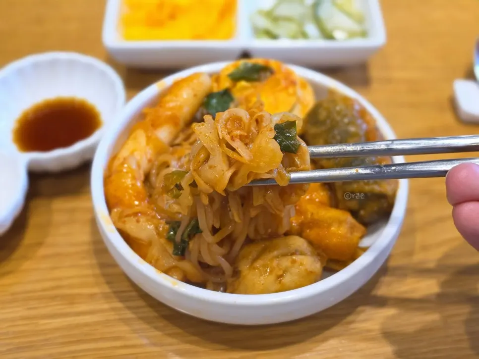 Ramyeon and jjolmyeon noodles soaked in sauce