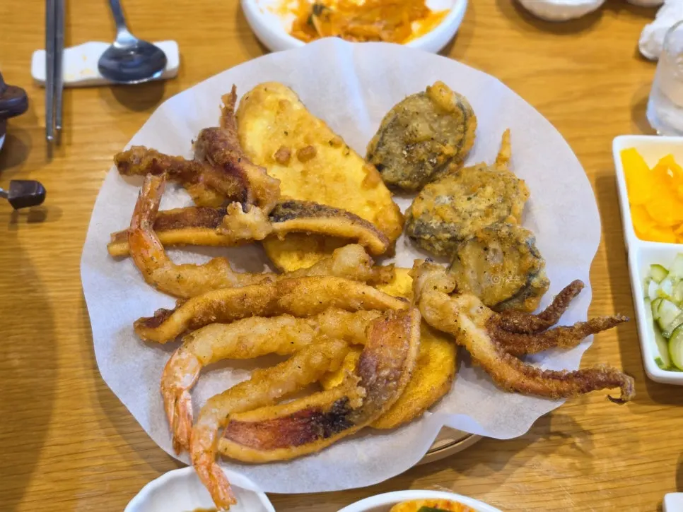 The finishing spread of Choneseo's tteokbokki and tempura set