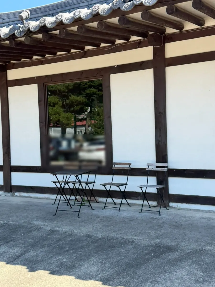 Kkotgeok's hanok structure and eaves