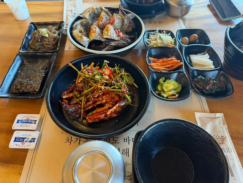 Full table setting for the albaegi set for two