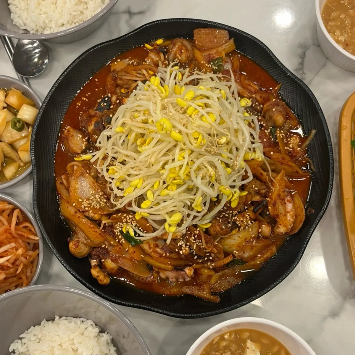 Table setting for pork octopus at Chongil Nakji, Tanbang branch