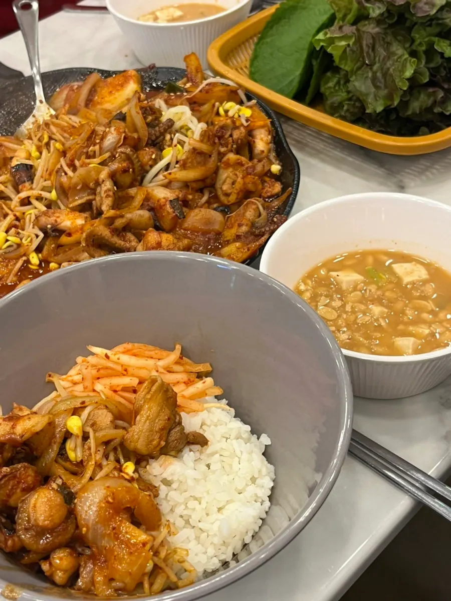 Three servings of pork octopus stir-fry full of bean sprouts