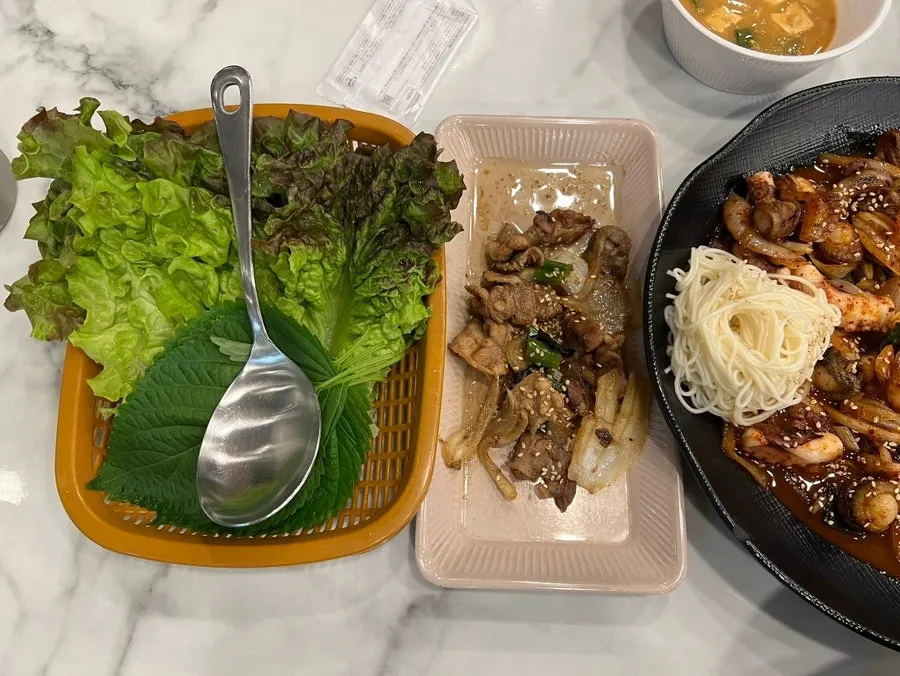 Scallop octopus stir-fry with side dishes