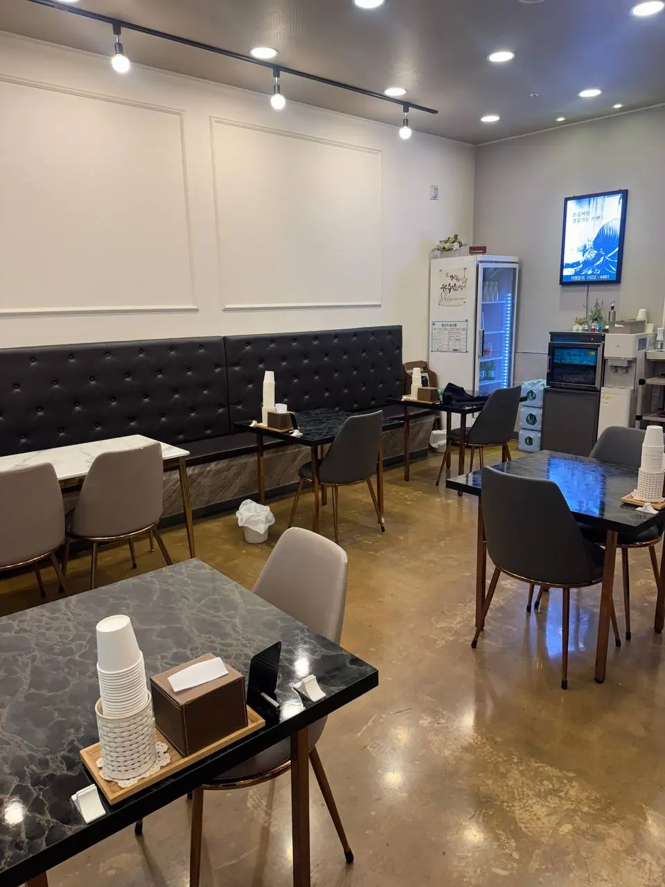 Seating for 2 and 4 at Chongil Nakji, Tanbang branch
