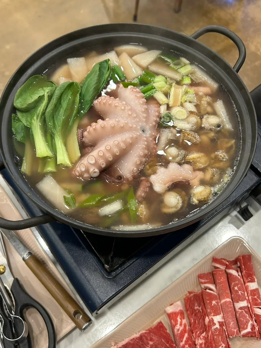 냄비에 담겨 나온 통문어 연포탕