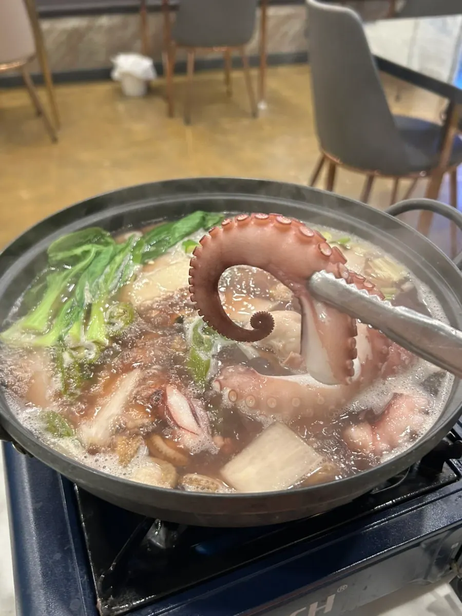 끓이기 전 통문어와 낙지가 담긴 연포탕 냄비