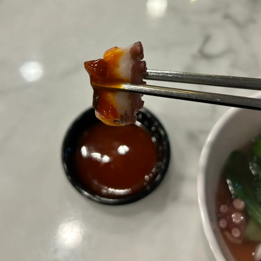초장에 찍은 낙지 한 점