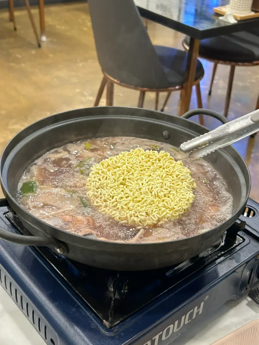 연포탕에 익힌 소고기 샤브샤브