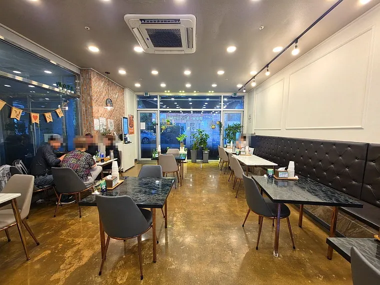 깔끔하게 정돈된 촌길낙지 탄방점 매장 내부