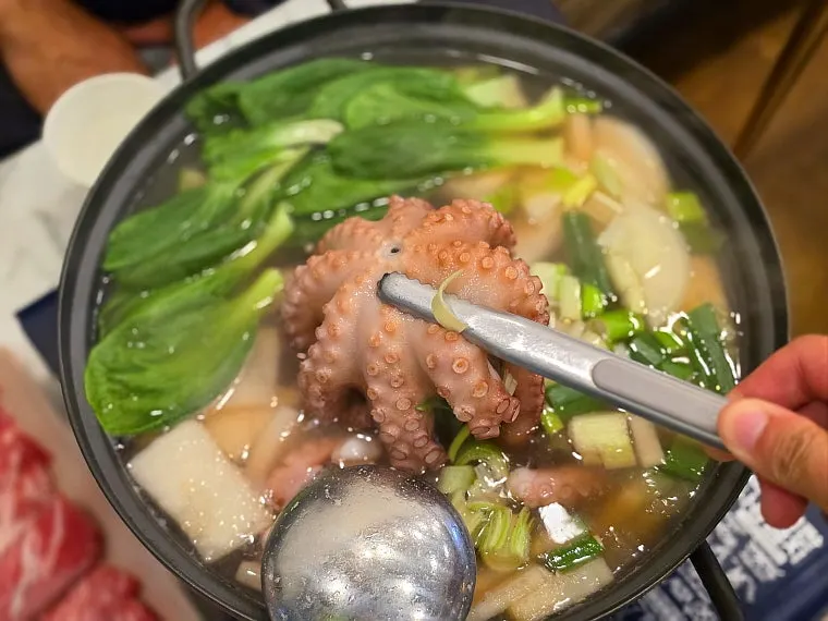 끓기 전 문어낙지연포탕 냄비