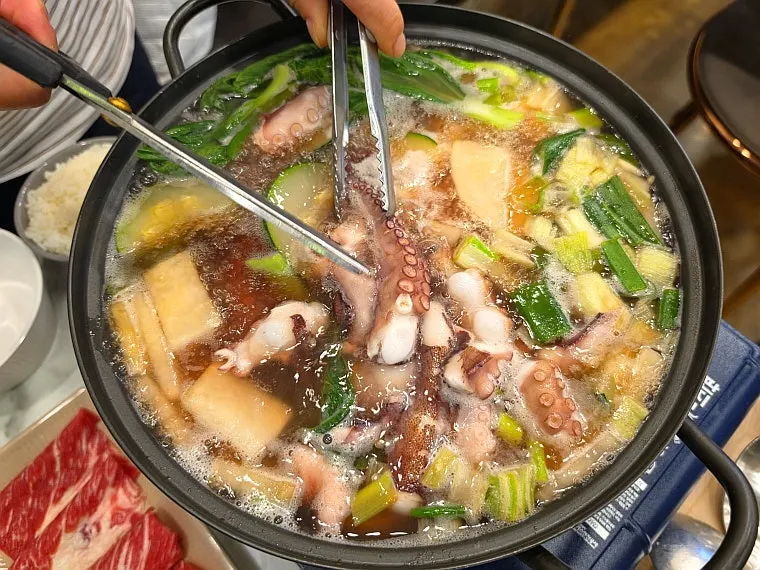 연포탕과 함께 차려진 식사 한 상