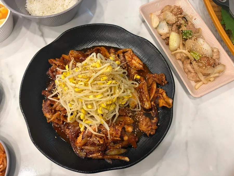 반찬과 청국장까지 차려진 촌길낙지 상차림