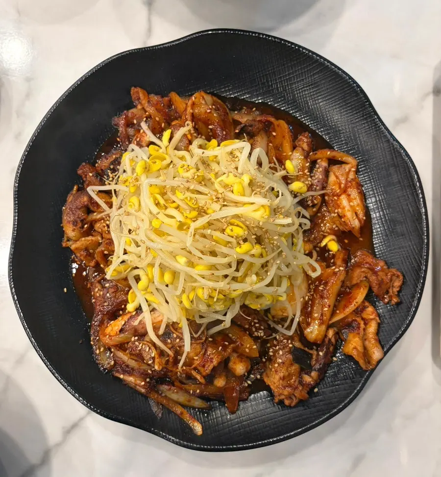콩나물이 가득 올라간 삼겹제육낙지볶음