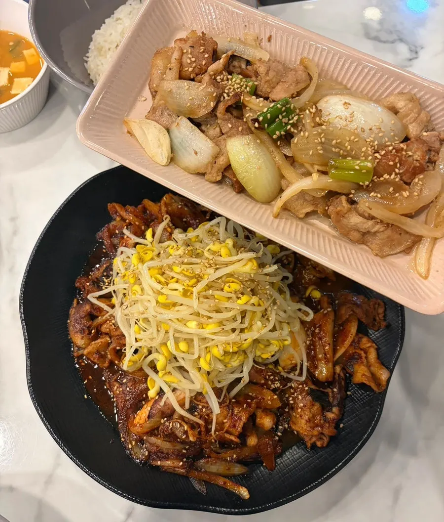 제육과 낙지가 섞인 볶음 접시 근접