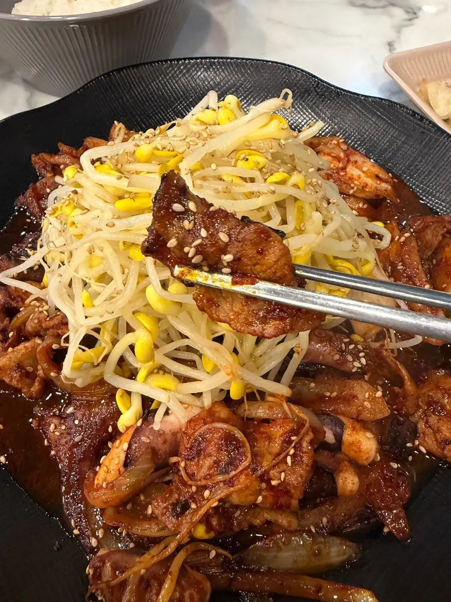 깻잎과 상추에 무생채를 올린 쌈