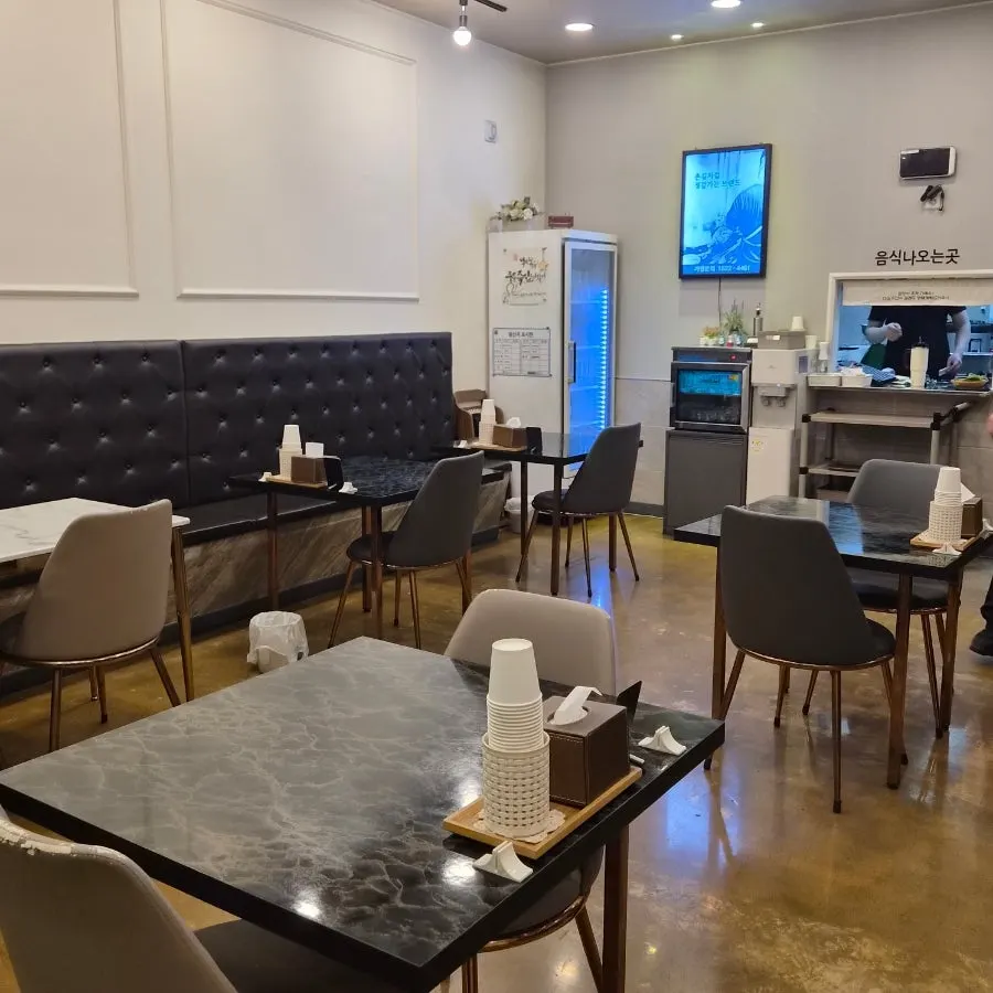 테이블 간격이 넓은 촌길낙지 매장 내부