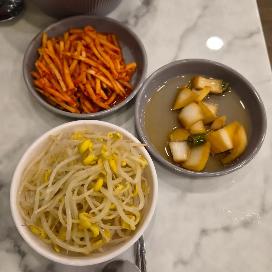 콩나물과 양파장아찌 반찬 접시