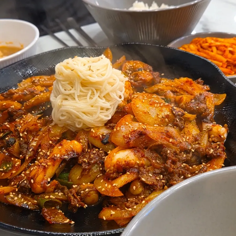 소면이 얹어진 스페셜낙지볶음