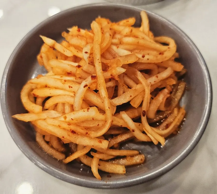 기본 상차림이 깔린 테이블