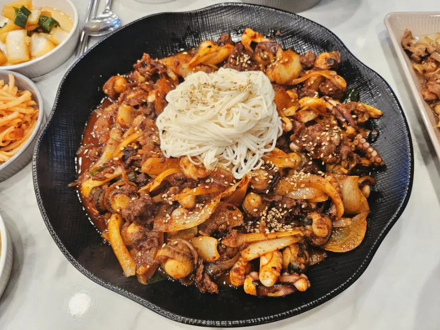 소면이 올라간 스페셜 낙지볶음 전체 모습