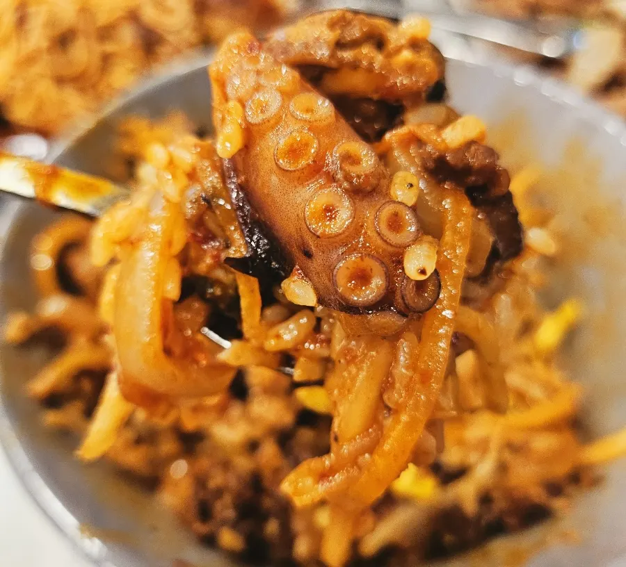 밥 위에 낙지볶음을 올려 비빈 한 숟갈