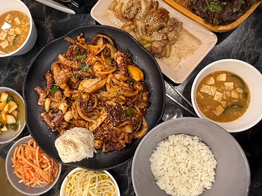 깔끔하게 정리된 오픈주방