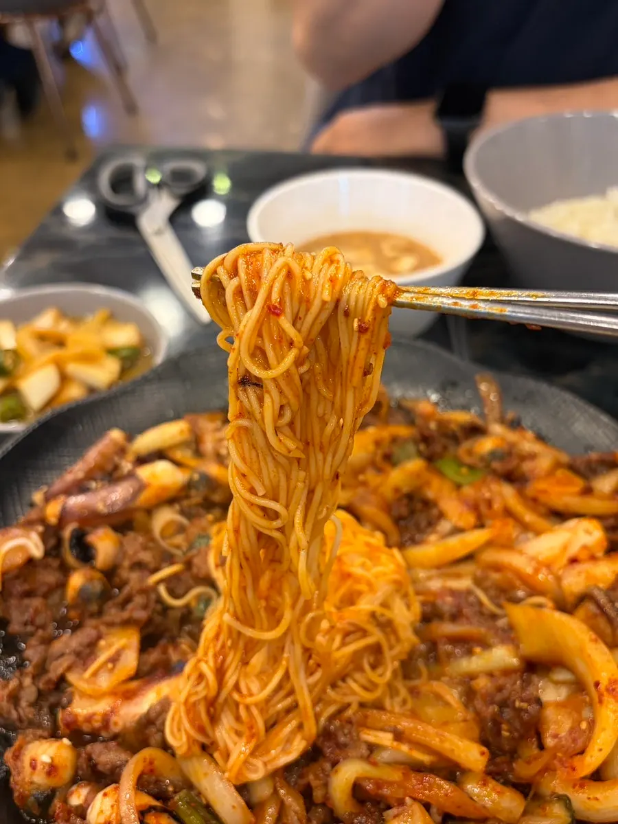 갓 조리되어 나온 보통맛 낙지볶음