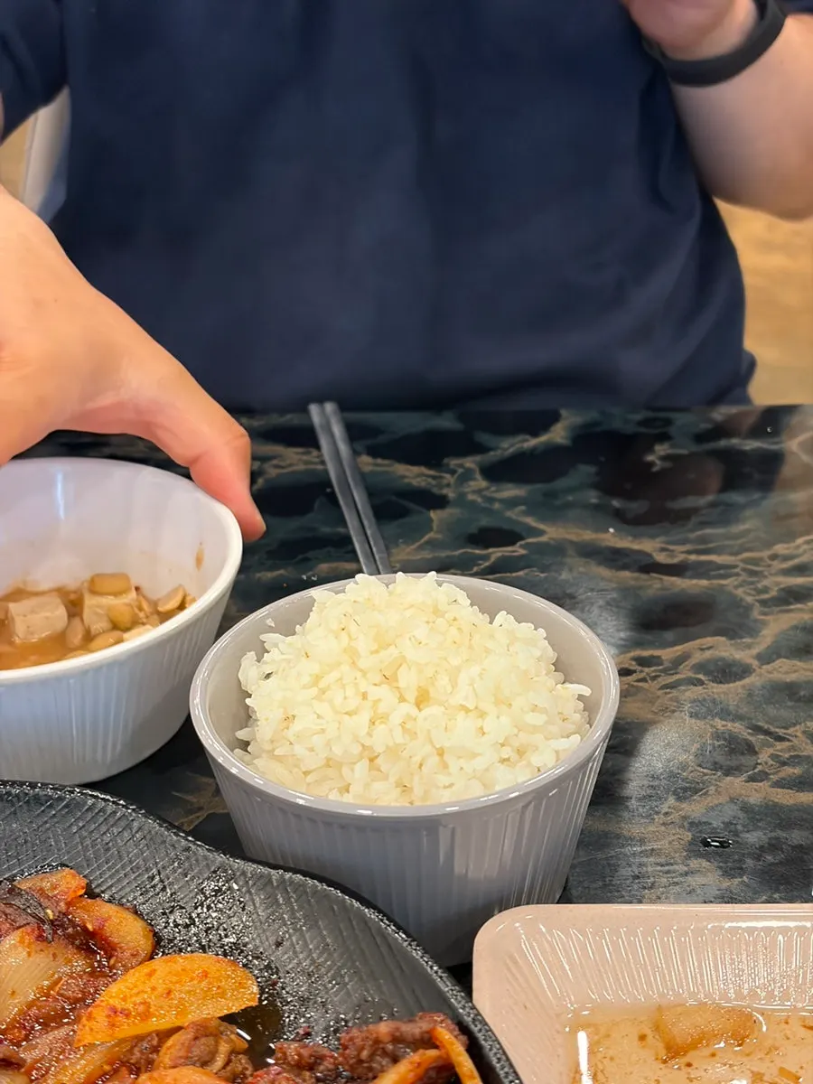 쌈 채소에 올린 낙지볶음