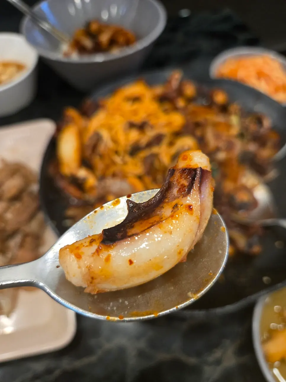 쌈에 싸먹는 낙지볶음 한 입