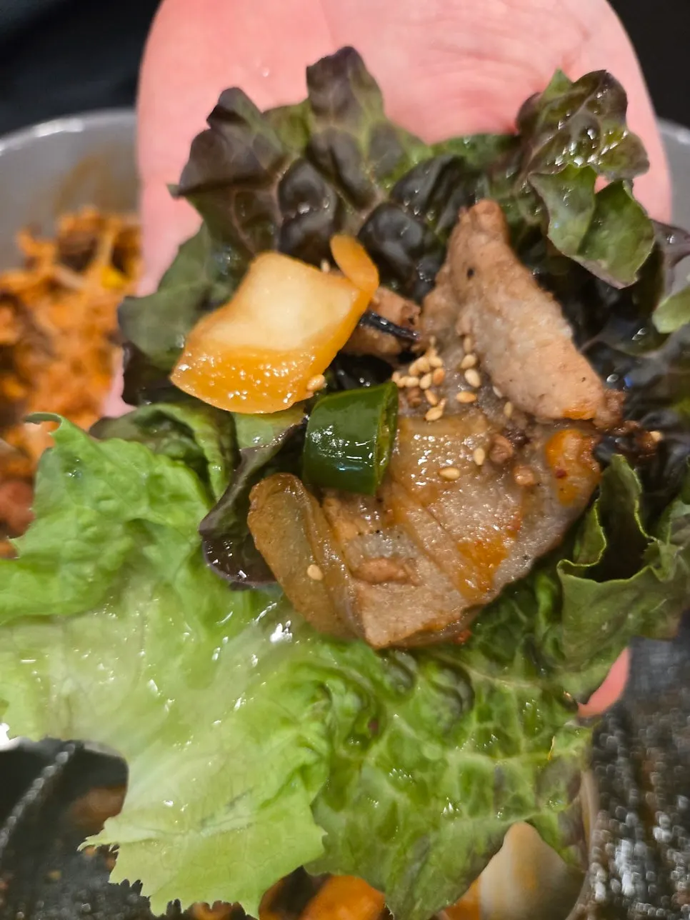 반찬으로 나온 무생채와 낙지볶음 상차림