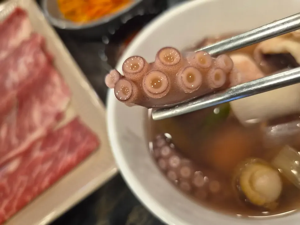 손질해 접시에 올린 야들야들한 문어