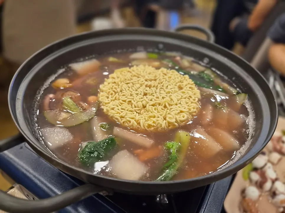 연포탕 국물에 넣어 끓인 라면사리