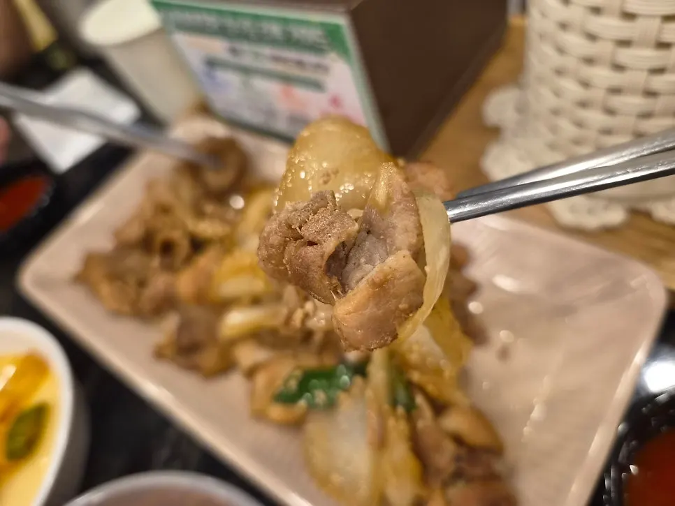 특제 소스로 볶아낸 직화삼겹불고기