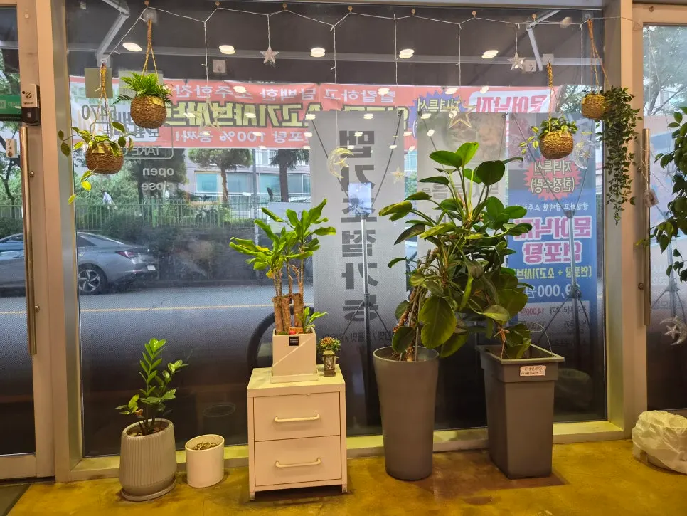 연포탕과 간장삼겹이 함께 놓인 테이블