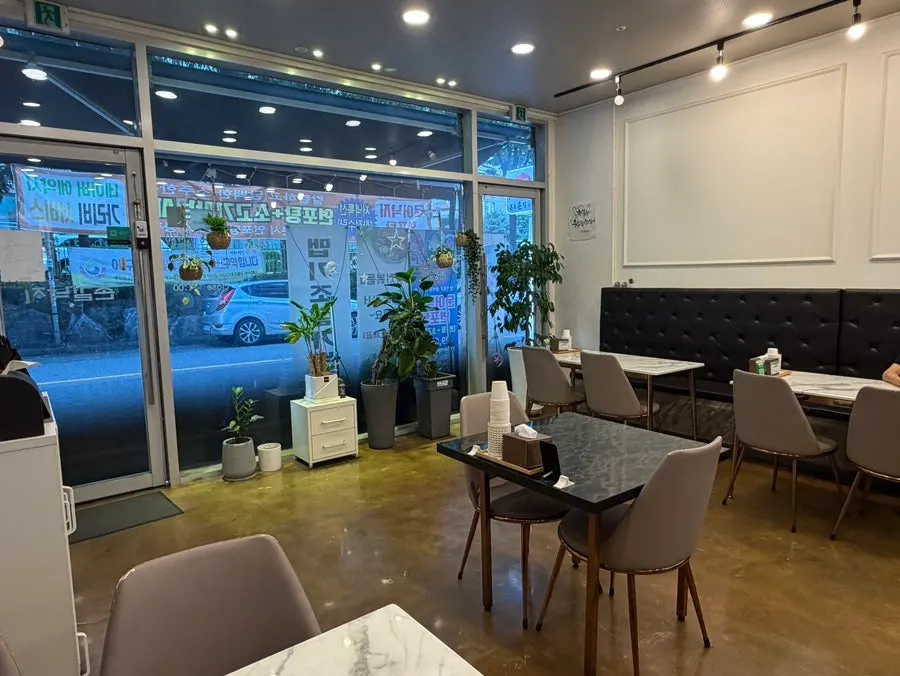 촌길낙지 탄방 본점 홀 테이블