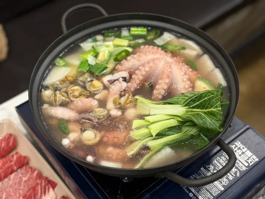 촌길낙지 밑반찬 접시들