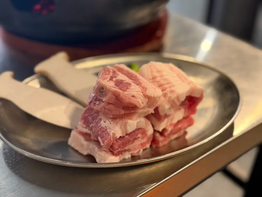 접시에 담겨 나온 초량생갈비 생갈비