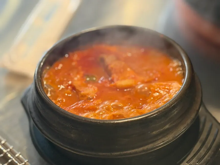 무쇠 불판에 올린 생갈비 초벌 굽기