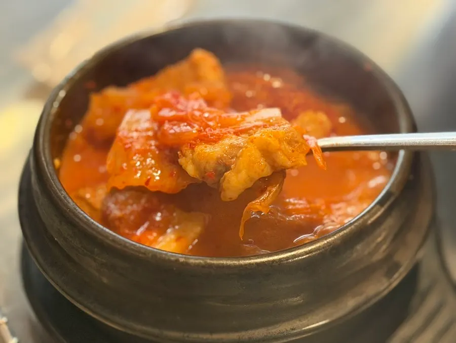 직원이 불판에서 생갈비를 굽는 모습