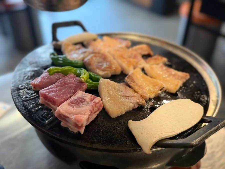 고기가 듬뿍 들어간 서비스 김치찌개