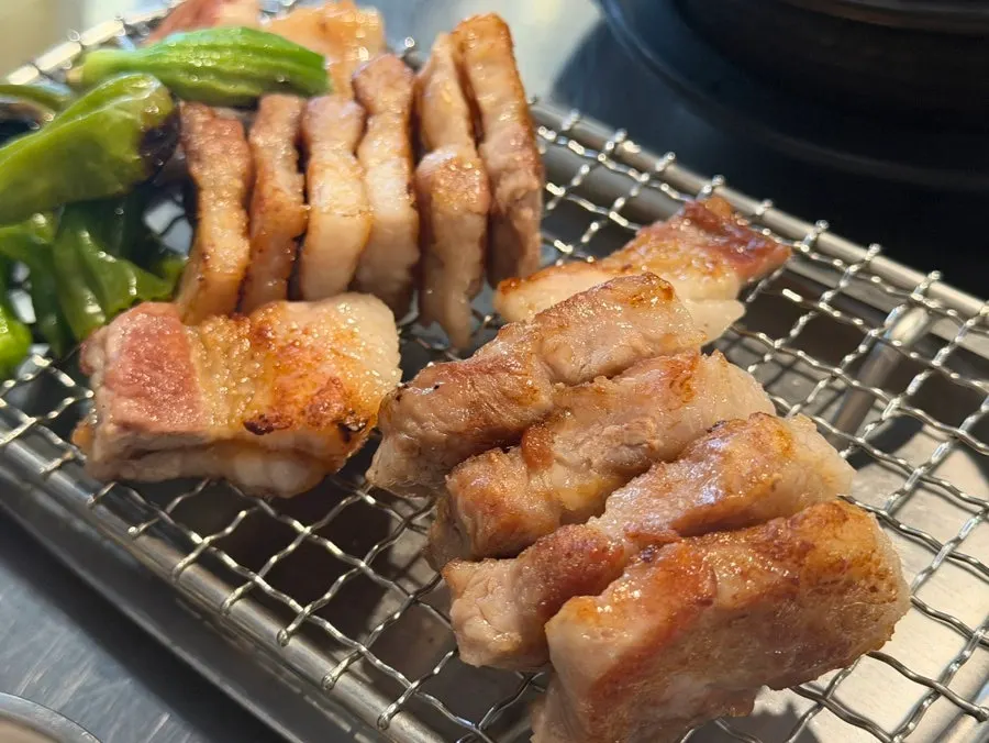 노릇하게 구워진 생갈비 클로즈업