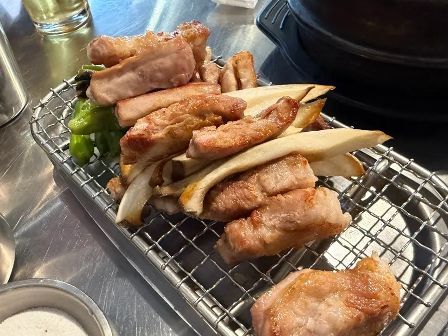 석쇠로 옮겨진 다 구운 생갈비