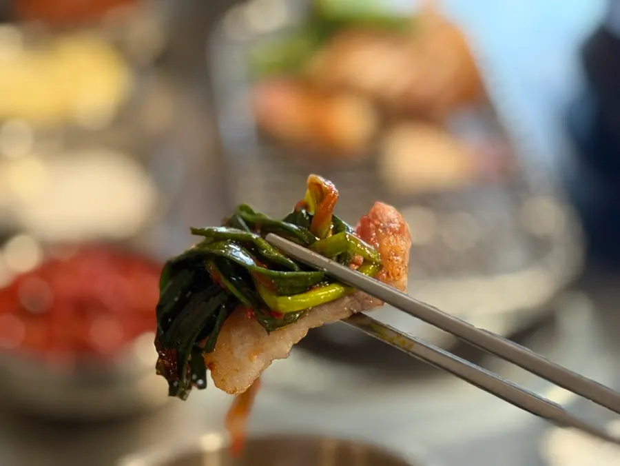파김치에 싸 먹는 생갈비 한 점
