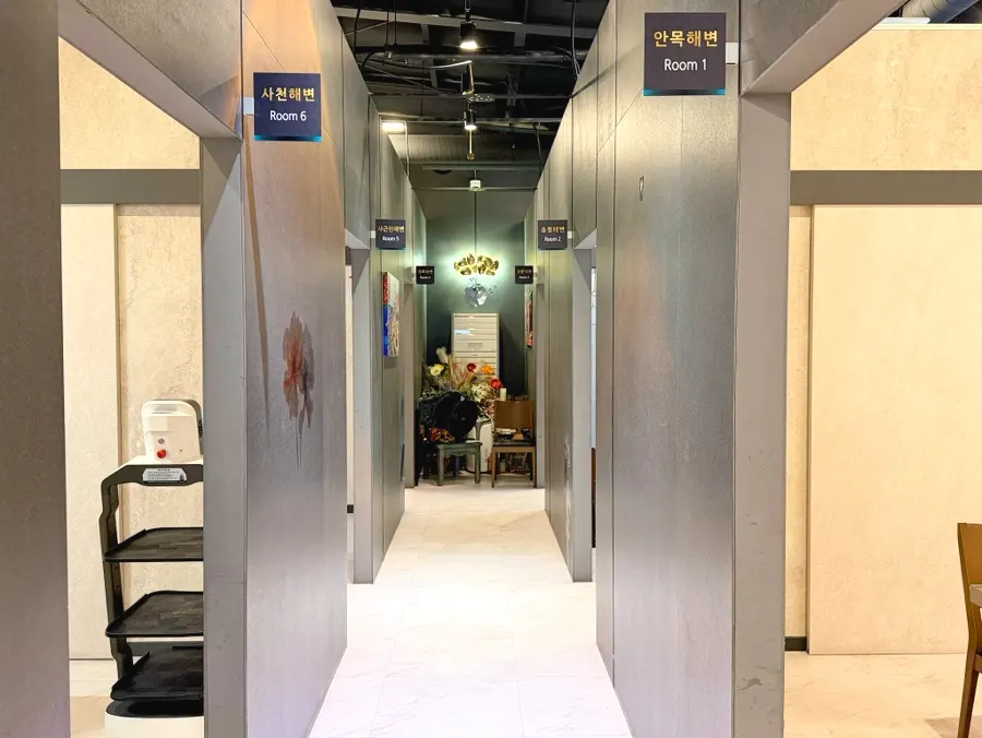 간격이 넉넉한 초당우가 홀 좌석