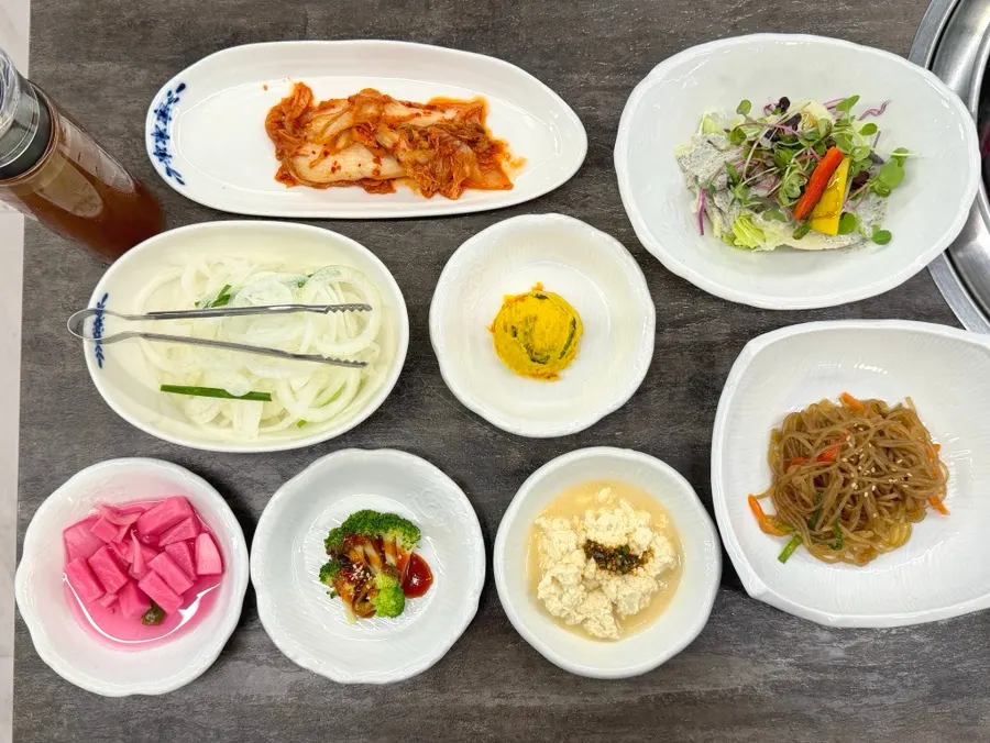 김치와 잡채 등 기본찬 상차림