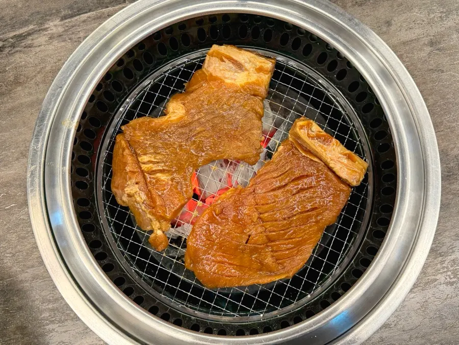 굽기 전 과일먹은 돼지갈비 2인분