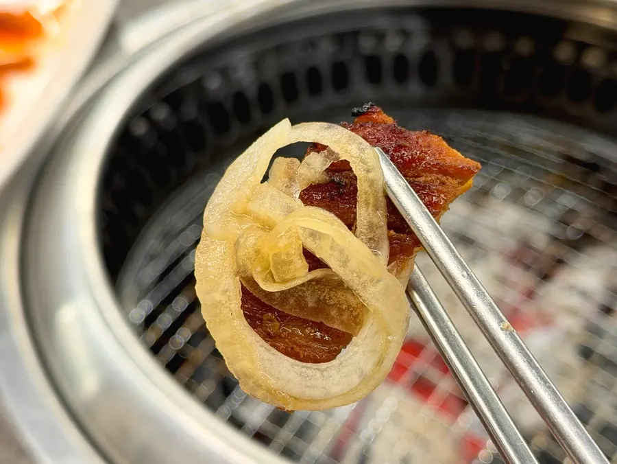 숯불에 구워지는 양념 돼지갈비
