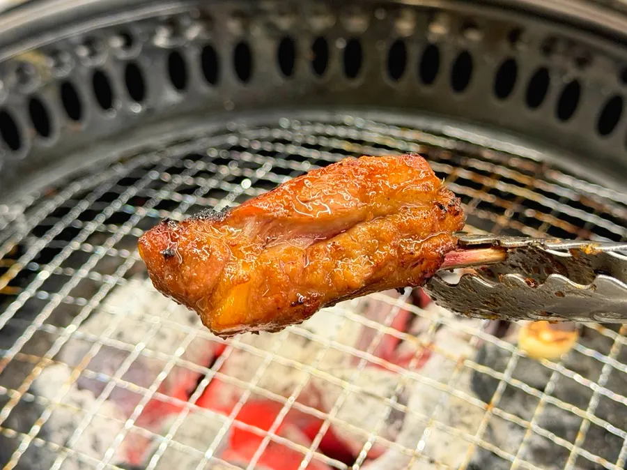 뼈에 붙은 살을 바짝 구운 돼지갈비