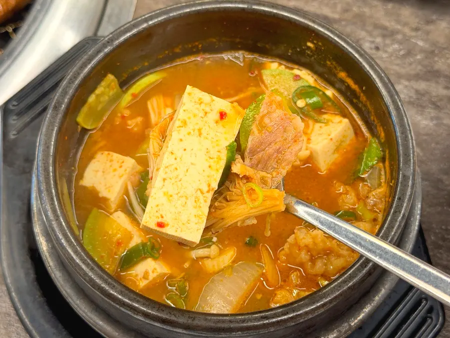 두부와 채소가 들어간 후식 된장찌개와 공기밥