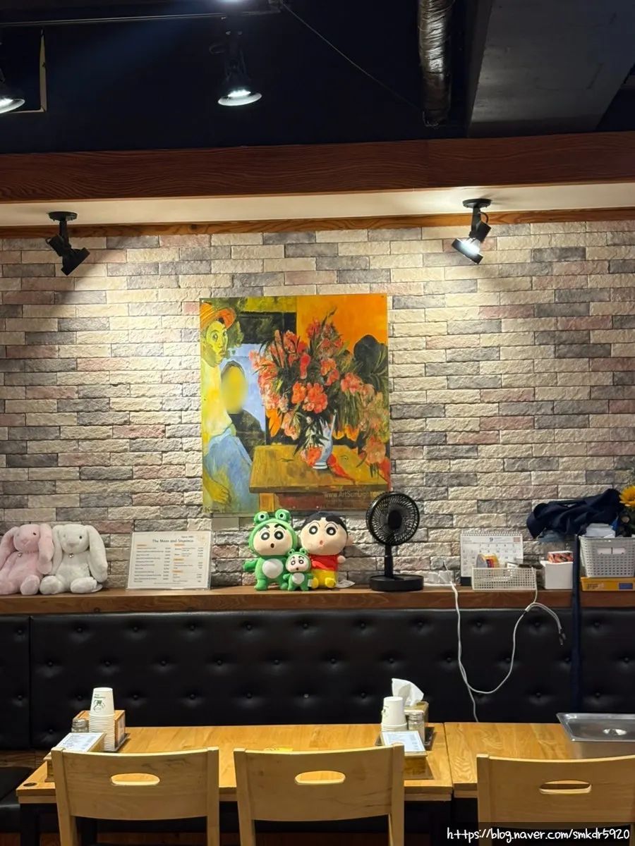 아기자기한 인형과 그림이 놓인 가게 내부
